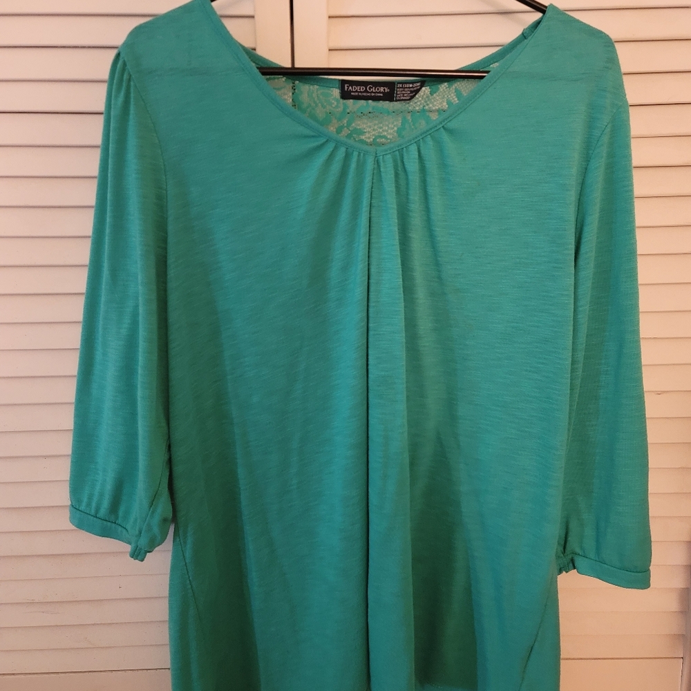 Light 3/4 sleeve lace back top
